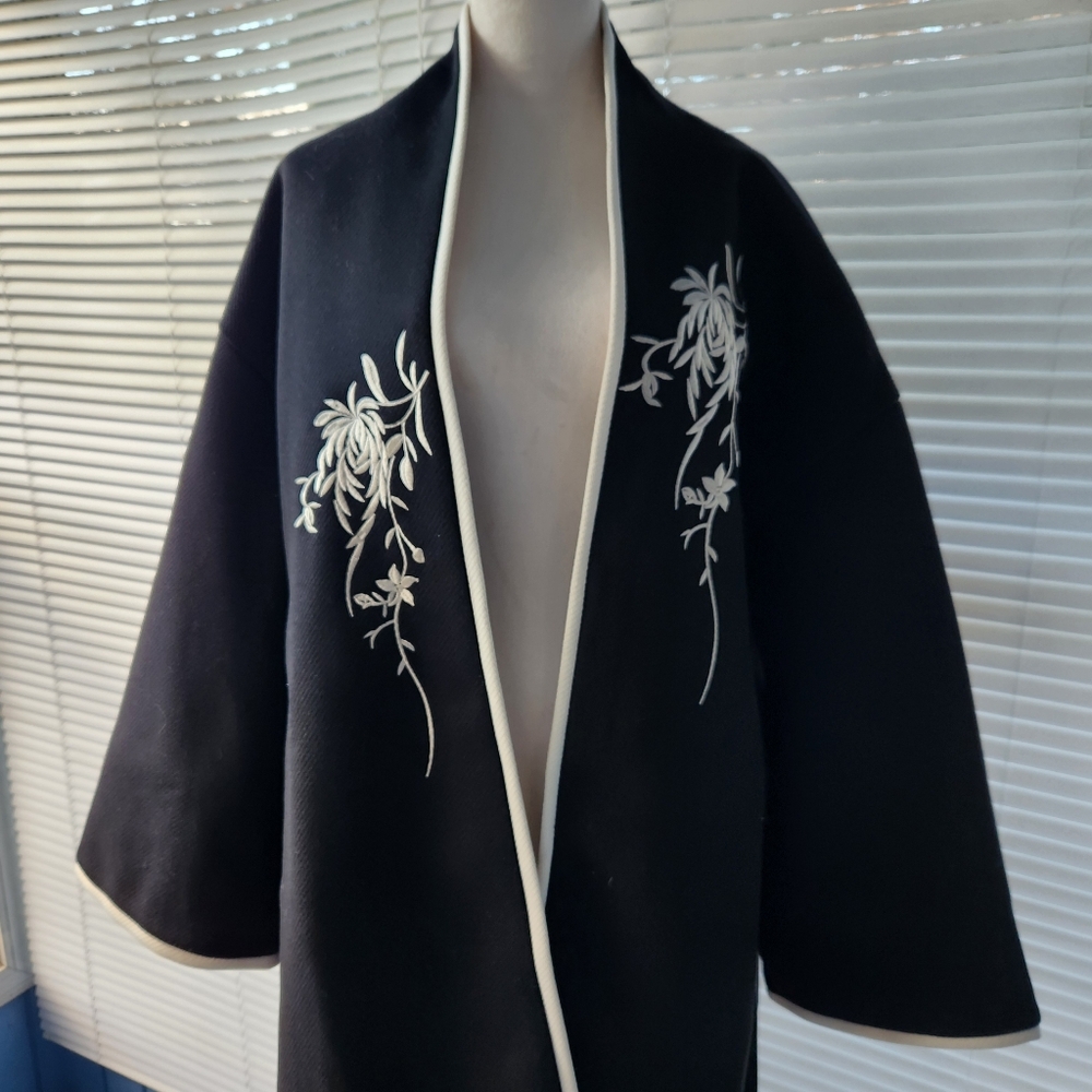 NWOT! Black Floral Embroidered Kimono Robe